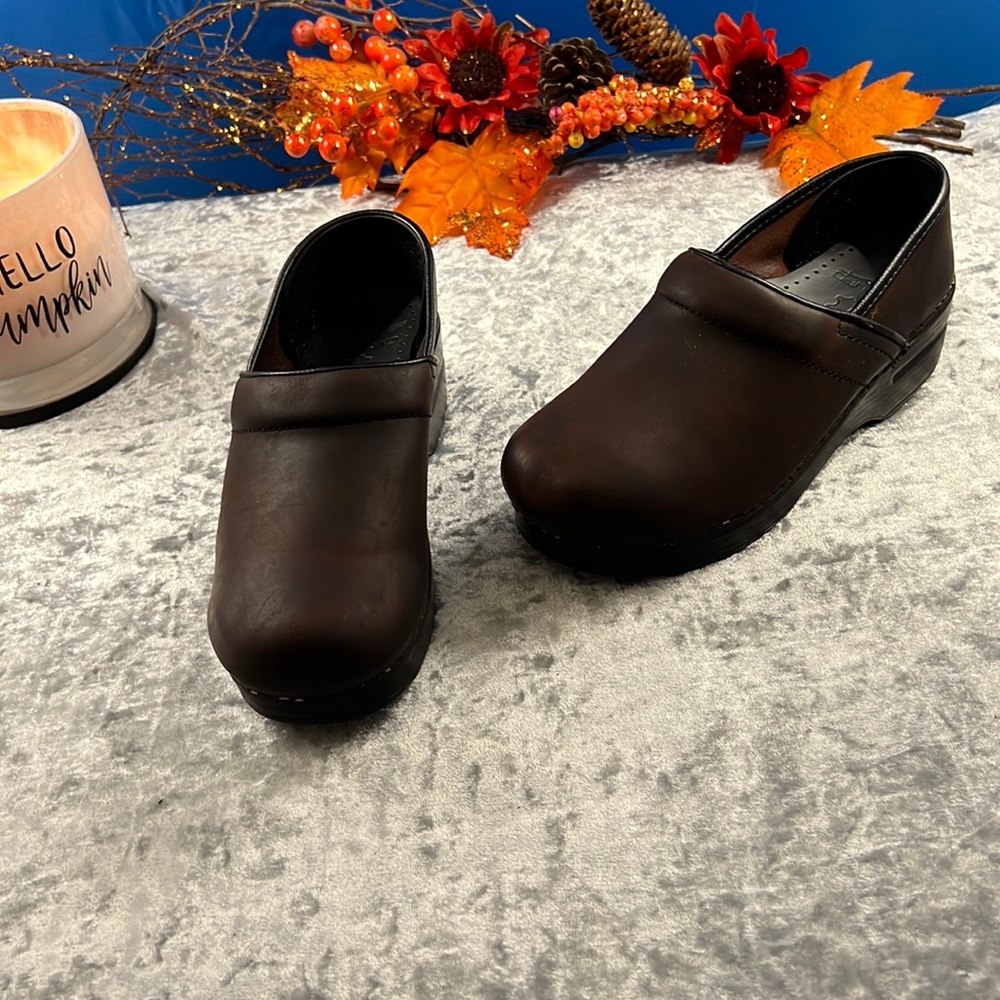 Brown dansko clogs used looks like new